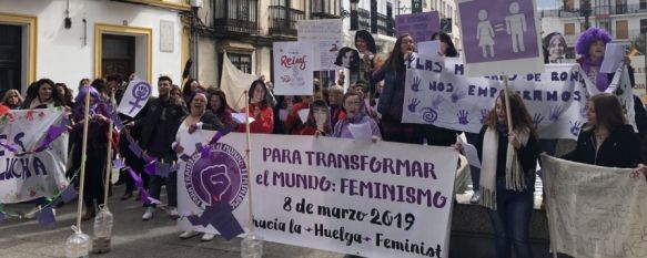 Unas 250 personas se manifiestan para reivindicar los derechos de la mujer, A mediodía miembros del Colectivo Feminista de Ronda han leído un manifiesto en el que detallan los aspectos en los que la desigualdad entre hombres y mujeres es más patente, 08 Mar 2019 - 17:37