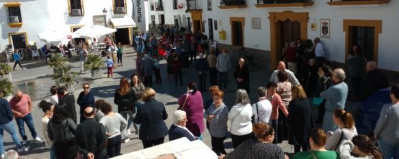 Decenas de vecinos se congregaron a mediodía en la Plaza de la Constitución para guardar cinco minutos de silencio en memoria de Gloria Tornay. // Ani González