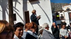 Durante el acto de homenaje a la víctima han dado lectura a un manifiesto contra la violencia de género. // Ani González