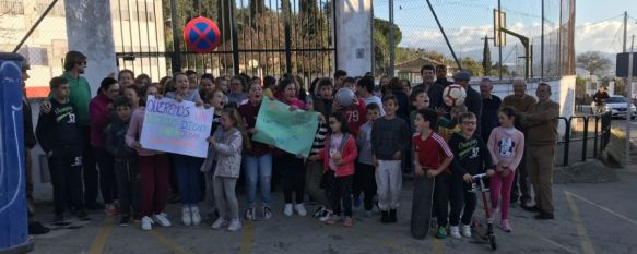 Decenas de vecinos de Los Prados protestan por la falta de alternativas para el ocio infantil, Varios padres y alumnos del CEIP Hermanos Aguilera se concentraron el jueves frente al centro para denunciar el cierre de su patio, principal zona de juegos de los niños, 22 Mar 2019 - 18:18