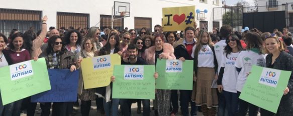 Miembros de la comunidad educativa, de la asociación AOPA, y representantes municipales se han unido en torno a la conmemoración del Día Mundial sobre la Concienciación del Autismo. // CharryTV