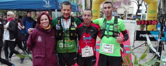 La delegada de Deportes, María José Sánchez, junto a los tres primeros clasificados de la ultra trail // CharryTV