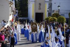 Vecinos de La Dehesa y fieles se congregan en las inmediaciones de San Antonio de Padua para ver a los sagrados titulares de la Hermandad de la Pollinica. // Juan Velasco 