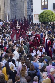 Una concurrida Plaza del Silencio espera la salida de los sagrados titulares de la Hermandad de Los Gitanos. // Juan Velasco