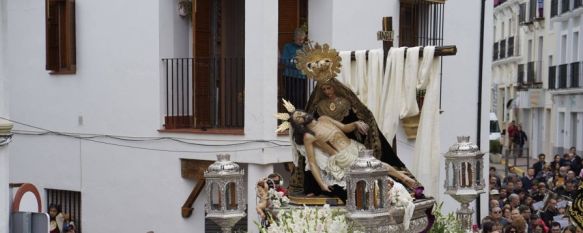 El Viernes Santo se tiñe de negro y solo permite procesionar a los titulares de las Angustias, La desfavorable meteorología obligó a la hermandad a acortar su recorrido y ni Santo Entierro ni Soledad pudieron hacer estación de penitencia en las calles, 22 Apr 2019 - 12:33