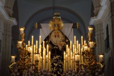 Multitud de fieles acudieron a la Iglesia de la Merced para participar en la estación de penitencia a María Santísima de la Soledad en el interior del templo. // Juan Velasco