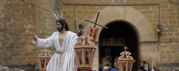 La expectación se vivía a las puertas de la Iglesia del Espíritu Santo momentos previos al traslado de los titulares del Cristo Resucitado y Nuestra Señora de Loreto. // Juan Velasco