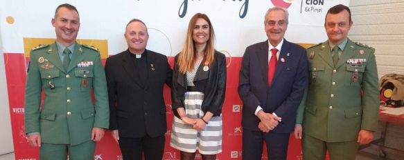 De izquierda a derecha: el coronel jefe del 4º Tercio, Francisco García-Almenta; el Presidente de la Cáritas Castrense Parroquial de Ronda-Legión, el páter Eloy Fraile; Luis Merino, presidente de la Fundación El Pimpi; Rocío González, gerente de este colectivo y el teniente coronel Juan Antonio Soto  // CharryTV