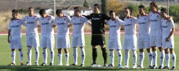 Los jugadores rondeños, durante el minuto de silencio en memoria de la madre de su preparador físico, Manuel Dorado.  // Diego Battioli