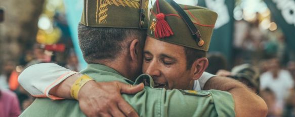 Joan Marc Falcó, abrazando a su llegada a meta al general Marcos Llago, jefe de la Brigada de La Legión // Chito 