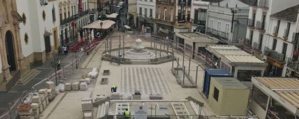 El delegado de Obras y Urbanismo explica que la zona de mesas y sillas presente en la plaza no se ha visto afectada por los trabajos. // Nacho Garrido