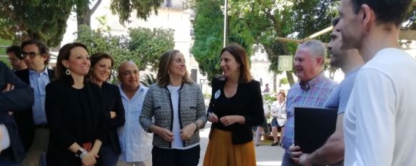 La consejera de Fomento a su llegada a Ronda en un primer encuentro con miembros de la Plataforma Autovía Ronda Ya. // CharryTV