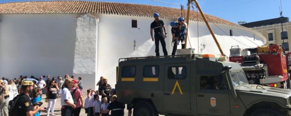 Los alumnos prueban los medios de rescate de la UME en el Paseo de Blas Infante. // Pablo Herrera