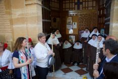 Las Hermanitas de la Cruz dedicaron sus cánticos a la Reina de las Marismas en su salida hacia la aldea almonteña. // Teresa Valdenebro