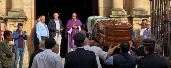 Llegada del féretro que porta a Marín Lara instantes previos a la misa funeral oficiada por el reverendo Salvador Guerrero. // CharryTV