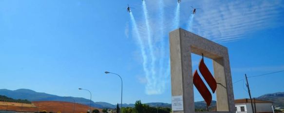 Imagen del monolito inaugurado a la entrada de Ronda coincidiendo con la exhibición de la patrulla acrobática de helicópteros ASPA.  // CharryTV