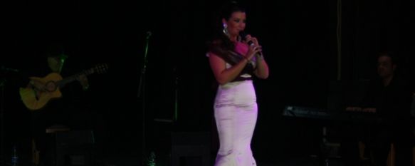 Erika Leiva, durante su concierto del pasado viernes en el Teatro Espinel.  // CharryTV