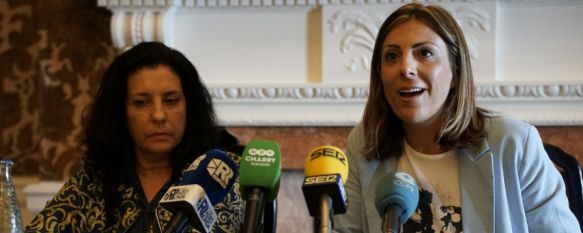 Josefa Valle y Mª Paz Fernández, en la firma del acuerdo entre Alianza Por Ronda y Partido Popular // Juan Velasco