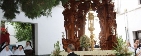 La imagen del Corpus Christi a su salida de la Iglesia de Santa María La Mayor ayer domingo. // CharryTV