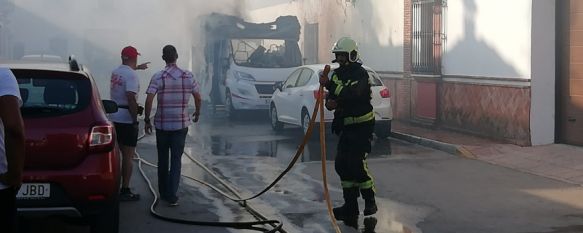 La policía trata de detener a un individuo que ha incendiado varios vehículos en Ronda, El sujeto, que está empleando pastillas de encendido para barbacoas, ha calcinado varios coches y una autocaravana , 03 Jul 2019 - 21:03