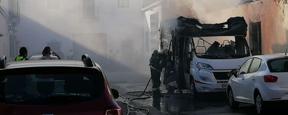 En libertad con cargos el joven que prendió fuego a varios vehículos en Ronda, El presunto autor de los hechos, que estaba en libertad condicional, provocó importantes daños también en las fachadas de tres viviendas  , 09 Jul 2019 - 18:57