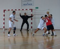 Imagen del debut liguero ante el CASI Balonmano La Cañada. // CharryTV