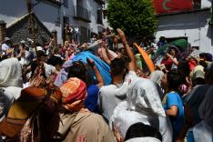 Cientos de personas coparon la plaza de Benalauría y sus alrededores para no perderse la espectacular representación. // CharryTV