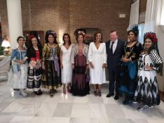 La Presidenta y Damas Goyescas de la Feria junto a la Alcaldesa de Ronda, Mª de la Paz Fernández; y al pregonero de la feria, el humorista César Cadaval.  // CharryTV