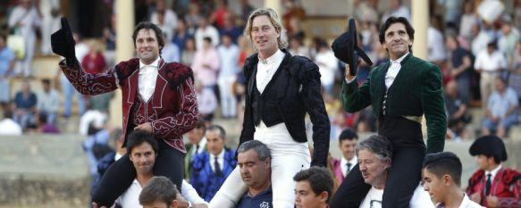 Imagen de los tres caballeros, que salieron a hombros de la plaza de toros de Ronda  // Arjona