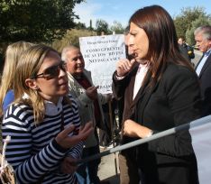 Familiares de trabajadores de Autos Rivesa han visitado la Almazara para dar a conocer su problema al presidente de Diputación. // CharryTV