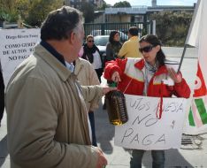 La Almazara de Ronda ha donado once garrafas de aceite a los trabajadores de Rivesa, que han vivido hoy su segundo día de huelga. // CharryTV