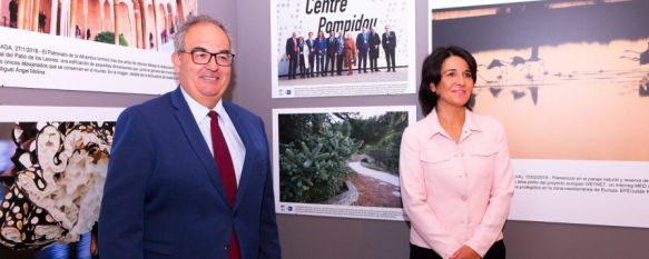 El delegado de la Agencia EFE en Málaga, Salvador Ruiz, y la responsable de artes plásticas y espacios museísticos de la Fundación Unicaja, Emilia Garrido, han sido los encargados de inaugurar la exposición. // CharryTV