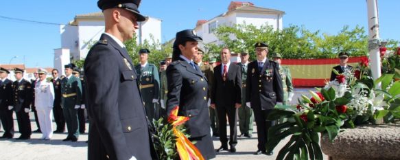 La jornada se ha iniciado en el patio interior de la Comisaría de Policía, con la entrega simbólica de una ofrenda floral en homenaje a los agentes caídos en actos de servicio. // CharryTV