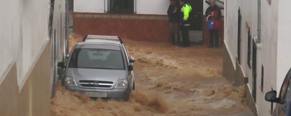 La mañana del 21 de octubre los vecinos fueron sorprendidos por las intensas riadas que atravesaban las calles. // CharryTV