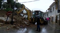 Los operarios retiran los restos de uno de los muros del Colegio Fernando de los Ríos que la fuerza del agua derribó. // CharryTV