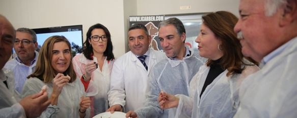 Los consejeros aprovecharon su visita a Benaoján para conocer las instalaciones de la fábrica de ICARBEN. // Junta de Andalucía