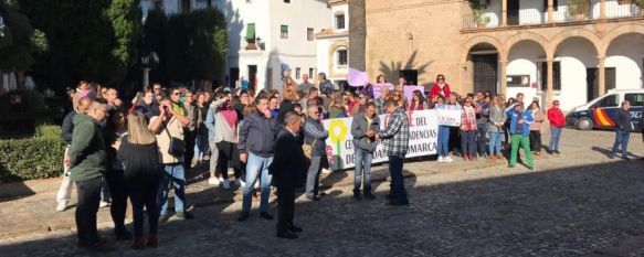 El pasado 24 de octubre más de un centenar de personas se congregaron en la Plaza Duquesa de Parcent para protestar por el cierre de ARDE. // Ignacio Garrido 