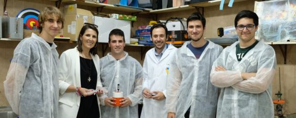 En el centro de la imagen Marcos Naz, junto a varios alumnos y a la delegada provincial de Educación. // Consejería de Educación