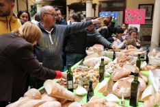 Daver y El Horno de San Antonio han colaborado en la demostración de panes artesanos y repostería en directo, como parte de un taller ocupacional. // Asprodisis