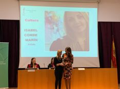 La ganadora en la categoría de Cultura ha recibido el premio de manos de la delegada provincial, Nuria Rodríguez // CharryTV