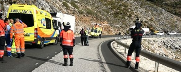 Un joven de 31 años resulta herido tras perder el control de su motocicleta en la A-397, A pesar de que quedó atrapado bajo un camión y ha sufrido varias fracturas, se encontraba estable cuando fue derivado en helicóptero al Hospital Clínico de Málaga, 12 Dec 2019 - 20:11