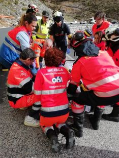 Personal sanitario del 061 y efectivos del Consorcio Provincial de Bomberos y la Guardia Civil han participado en el dispositivo // CharryTV