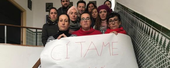 Un grupo de profesores del IES Pérez de Guzmán exhibe una pancarta de apoyo al profesor llevado ante el juez por los padres de un alumno. // CharryTV