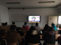 Los alumnos del IES Pérez de Guzmán visionan la entrevista de Ana Orantes en clase. // CharryTV