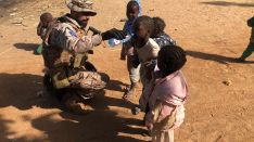 El Caballero Legionario Mateos, dando de beber agua a unos niños en la ciudad de Gouni // CharryTV