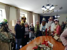 Sus Majestades durante su visita a la Residencia Parra Grossi. // CharryTV