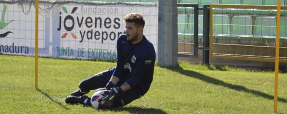 El guardameta rondeño, durante un entrenamiento en el estadio Romano  // Mérida AD