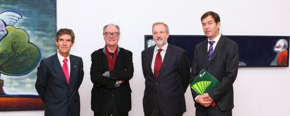 El autor de la exposición, rodeado de representantes de Unicaja.  // Unicaja