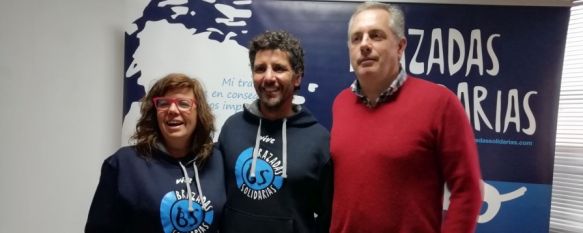 En la imagen la voluntaria Rocío Banderas, el coordinador de la Fundación Vicente Ferrer en Málaga, Christian Jongeneel; y el delegado de Deportes, Carlos Mirasol. // CharryTV