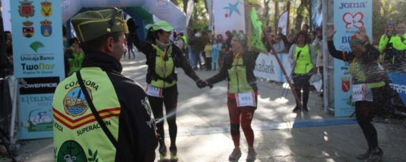 Un grupo de marchadoras, celebrando su entrada en la meta de la Alameda del Tajo  // CharryTV